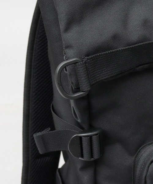 Fender（フェンダー）の「CORDURAポリエステル ロールトップ 大容量 バックパック A4・B4・PC収納対応 モノグラムストラップ 17L（バックパック/リュック・メンズ・ブラック・FREE）」の15枚目の写真