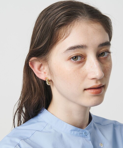 UNITED ARROWS（ユナイテッドアローズ）の「アンギュラー Jシェイプ イヤリング（イヤリング・レディース・シルバー/ゴールド・FREE）」の3枚目の写真