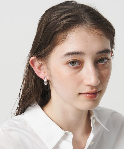 UNITED ARROWS（ユナイテッドアローズ）の「アンギュラー Jシェイプ イヤリング（イヤリング・レディース・シルバー/ゴールド・FREE）」の4枚目の写真