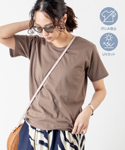 MILLION CARATS(ミリオンカラッツ)の「【汗ジミ防止&UVカット】快適さも美しさも一枚で叶う、大人のための頼れる毎日Tシャツ!さらっと着られて、見た目も上品。夏の不快感を抑えて、清潔感と安心感を味方につけた毎日に寄り添う高機能トップス(Tシャツ/カットソー・レディース・ブルー/ラベンダー/マルチ/オフホワイト/グレー/カーキ系/オレンジ/カーキ/レッド/ブラウン/ネイビー/ベージュ/ブラック・MEDIUM/LARGE/3L/XL)」の5枚目の写真