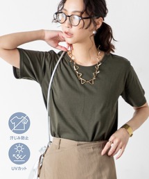 【汗ジミ防止&UVカット】快適さも美しさも一枚で叶う、大人のための頼れる毎日Tシャツ!さらっと着られて、見た目も上品。夏の不快感を抑えて、清潔感と安心感を味方につけた毎日に寄り添う高機能トップス