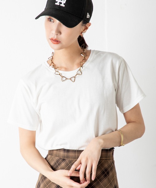 MILLION CARATS(ミリオンカラッツ)の「【汗ジミ防止&UVカット】快適さも美しさも一枚で叶う、大人のための頼れる毎日Tシャツ!さらっと着られて、見た目も上品。夏の不快感を抑えて、清潔感と安心感を味方につけた毎日に寄り添う高機能トップス(Tシャツ/カットソー・レディース・ブルー/ラベンダー/マルチ/オフホワイト/グレー/カーキ系/オレンジ/カーキ/レッド/ブラウン/ネイビー/ベージュ/ブラック・MEDIUM/LARGE/3L/XL)」の14枚目の写真