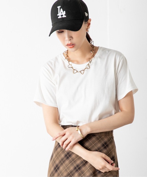 MILLION CARATS(ミリオンカラッツ)の「【汗ジミ防止&UVカット】快適さも美しさも一枚で叶う、大人のための頼れる毎日Tシャツ!さらっと着られて、見た目も上品。夏の不快感を抑えて、清潔感と安心感を味方につけた毎日に寄り添う高機能トップス(Tシャツ/カットソー・レディース・ブルー/ラベンダー/マルチ/オフホワイト/グレー/カーキ系/オレンジ/カーキ/レッド/ブラウン/ネイビー/ベージュ/ブラック・MEDIUM/LARGE/3L/XL)」の21枚目の写真