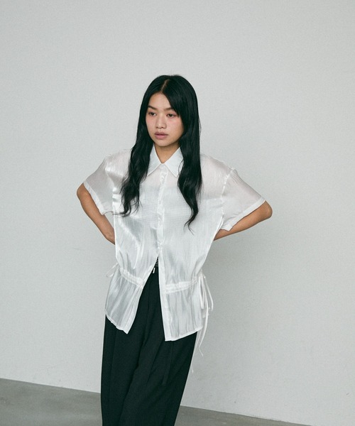 NUJOH（ヌゾ）の「Glossy Waist String Blouse / グローシー ウエスト ストリング ブラウス（シャツ/ブラウス・レディース・ホワイト/ベージュ/ブラック・FREE）」の2枚目の写真