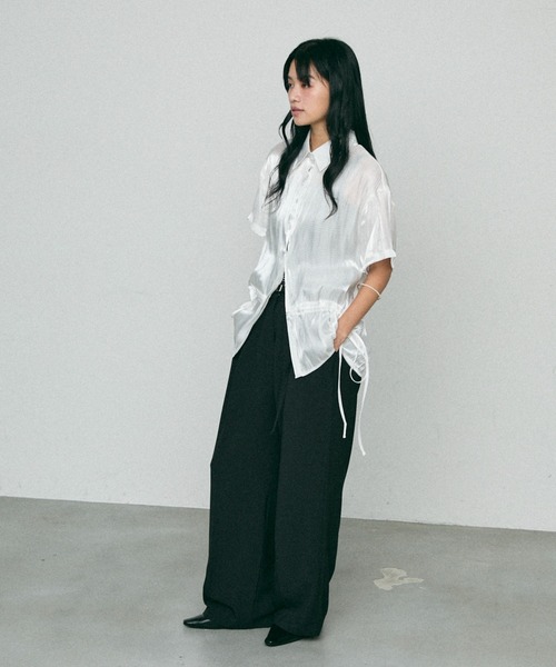 NUJOH（ヌゾ）の「Glossy Waist String Blouse / グローシー ウエスト ストリング ブラウス（シャツ/ブラウス・レディース・ホワイト/ベージュ/ブラック・FREE）」の4枚目の写真