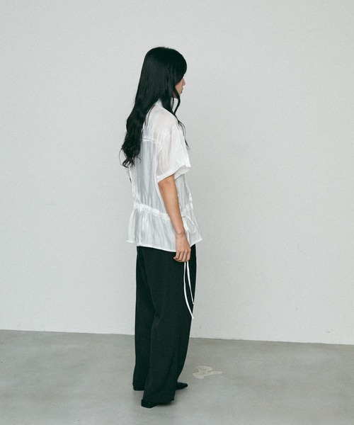 NUJOH（ヌゾ）の「Glossy Waist String Blouse / グローシー ウエスト ストリング ブラウス（シャツ/ブラウス・レディース・ホワイト/ベージュ/ブラック・FREE）」の6枚目の写真