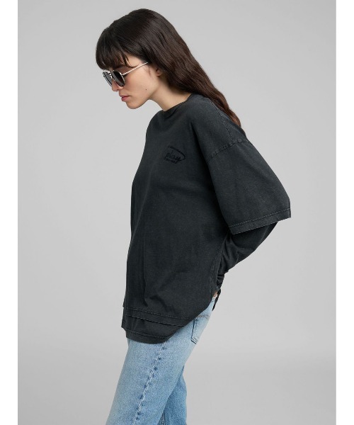 REPLAY(リプレイ)の「オーバーサイズ・ラウンドネックロングTシャツ(Tシャツ/カットソー・レディース・ダークブラック・MEDIUM/SMALL/X-SMALL/XX-SMALL)」の4枚目の写真