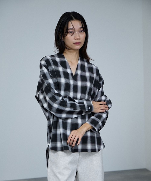 Mac-House(マックハウス)の「milli de l'air Key-Neck Check Blouse/キーネックチェックブラウス(シャツ/ブラウス・レディース・ブラック/オフホワイト・M)」の3枚目の写真