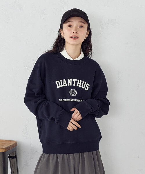 COMME CA ISM(コムサイズム)の「カレッジロゴスウェット(スウェット・レディース・ネイビー/グレー・SMALL/MEDIUM/LARGE/X-LARGE)」の3枚目の写真