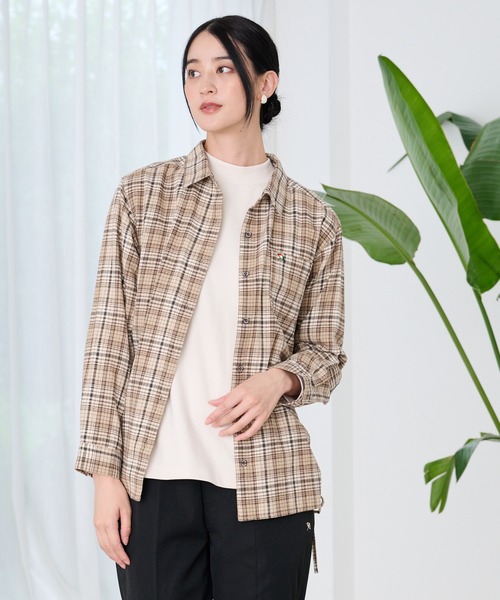 Arnold Palmer(アーノルドパーマー)の「サイドシャーリング 先染めチェック シャツ(シャツ/ブラウス・レディース・ベージュ/ブルー/レッド・S/L/M)」の4枚目の写真