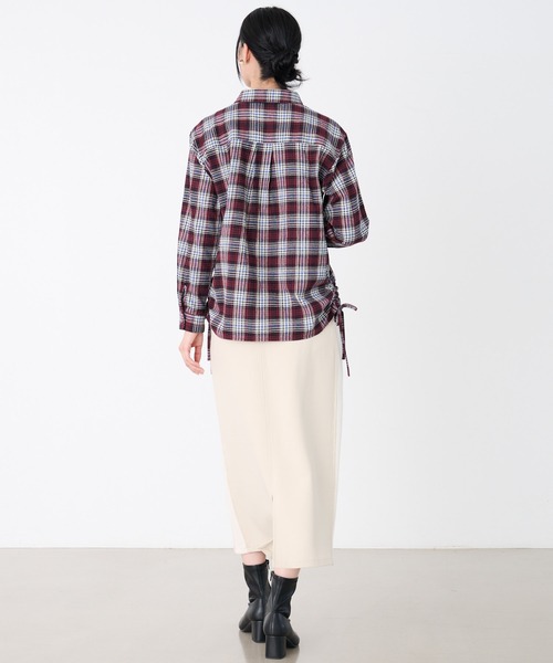 Arnold Palmer(アーノルドパーマー)の「サイドシャーリング 先染めチェック シャツ(シャツ/ブラウス・レディース・ベージュ/ブルー/レッド・S/L/M)」の11枚目の写真