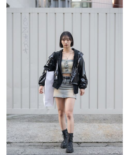 AVANDRESS(アバンドレス )の「エナメルフェイクレザーフードジャンパーブラック(ライダースジャケット・レディース・その他・MEDIUM/LARGE)」の5枚目の写真