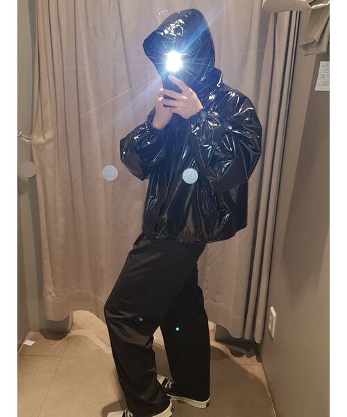AVANDRESS(アバンドレス )の「エナメルフェイクレザーフードジャンパーブラック(ライダースジャケット・レディース・その他・MEDIUM/LARGE)」の11枚目の写真