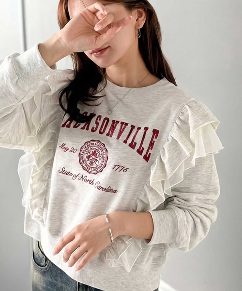 mily bilet(ミウィビレット)の「【mily bilet】チュールとフリルで甘く着る。ダブルフリルカレッジロゴ刺繍スウェット(スウェット・レディース・チャコール/ベージュ/オートミール/ネイビー・SMALL/MEDIUM/LARGE/X-LARGE)」の3枚目の写真