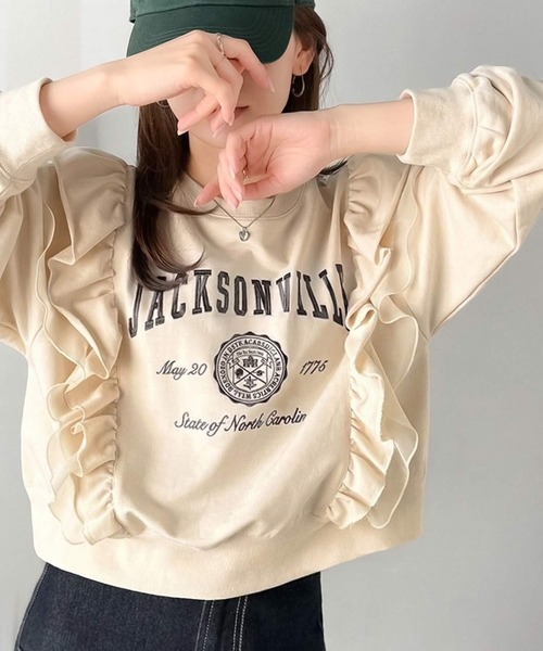 mily bilet(ミウィビレット)の「【mily bilet】チュールとフリルで甘く着る。ダブルフリルカレッジロゴ刺繍スウェット(スウェット・レディース・チャコール/ベージュ/オートミール/ネイビー・SMALL/MEDIUM/LARGE/X-LARGE)」の2枚目の写真