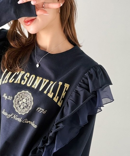 mily bilet(ミウィビレット)の「【mily bilet】チュールとフリルで甘く着る。ダブルフリルカレッジロゴ刺繍スウェット(スウェット・レディース・チャコール/ベージュ/オートミール/ネイビー・SMALL/MEDIUM/LARGE/X-LARGE)」の4枚目の写真