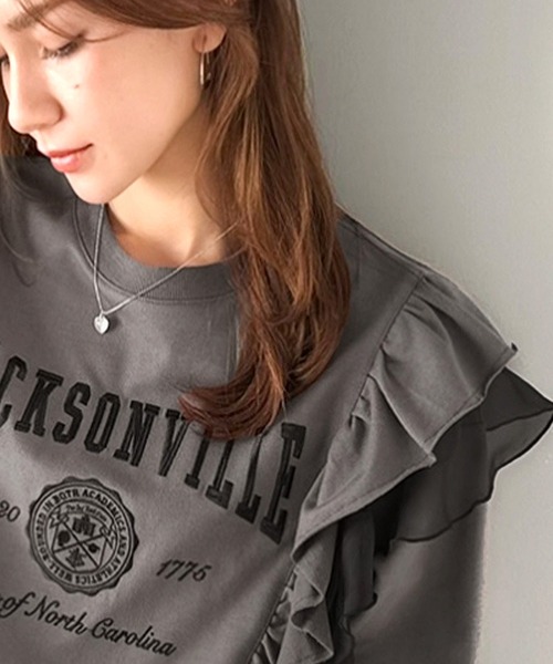 mily bilet(ミウィビレット)の「【mily bilet】チュールとフリルで甘く着る。ダブルフリルカレッジロゴ刺繍スウェット(スウェット・レディース・チャコール/ベージュ/オートミール/ネイビー・SMALL/MEDIUM/LARGE/X-LARGE)」の1枚目の写真