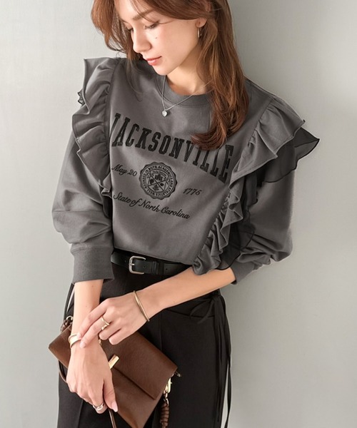 mily bilet(ミウィビレット)の「【mily bilet】チュールとフリルで甘く着る。ダブルフリルカレッジロゴ刺繍スウェット(スウェット・レディース・チャコール/ベージュ/オートミール/ネイビー・SMALL/MEDIUM/LARGE/X-LARGE)」の5枚目の写真