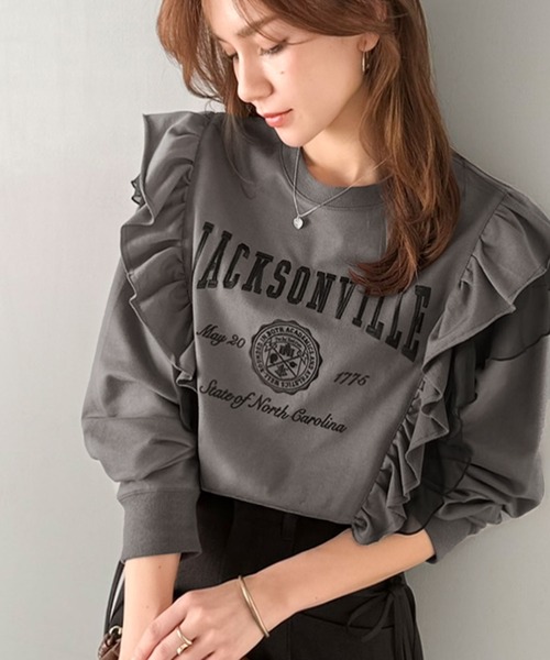 mily bilet(ミウィビレット)の「【mily bilet】チュールとフリルで甘く着る。ダブルフリルカレッジロゴ刺繍スウェット(スウェット・レディース・チャコール/ベージュ/オートミール/ネイビー・SMALL/MEDIUM/LARGE/X-LARGE)」の6枚目の写真