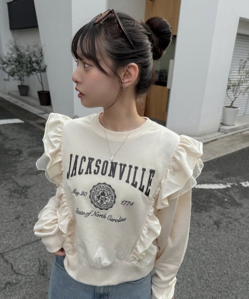 mily bilet(ミウィビレット)の「【mily bilet】チュールとフリルで甘く着る。ダブルフリルカレッジロゴ刺繍スウェット(スウェット・レディース・チャコール/ベージュ/オートミール/ネイビー・SMALL/MEDIUM/LARGE/X-LARGE)」の8枚目の写真