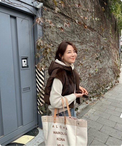 I.O.E(アイオイ)の「フェイクファー×パデッドフーディーベスト(ダウンベスト・レディース・ブラック/アイボリー/ブラウン・FREE)」の2枚目の写真