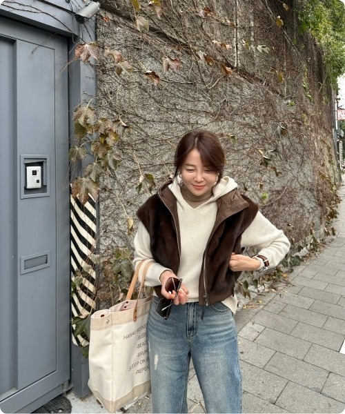 I.O.E(アイオイ)の「フェイクファー×パデッドフーディーベスト(ダウンベスト・レディース・ブラック/アイボリー/ブラウン・FREE)」の5枚目の写真