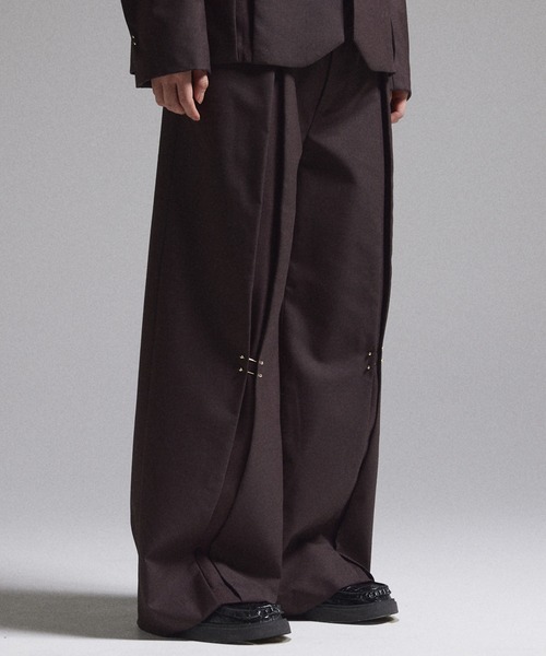 GRANCY（グランシー）の「【GRANCY】Pierced Tuck Slacks / ピアスデザインタックスラックス（スラックス・メンズ・ブラウン/ブラック・S/M/L）」の6枚目の写真