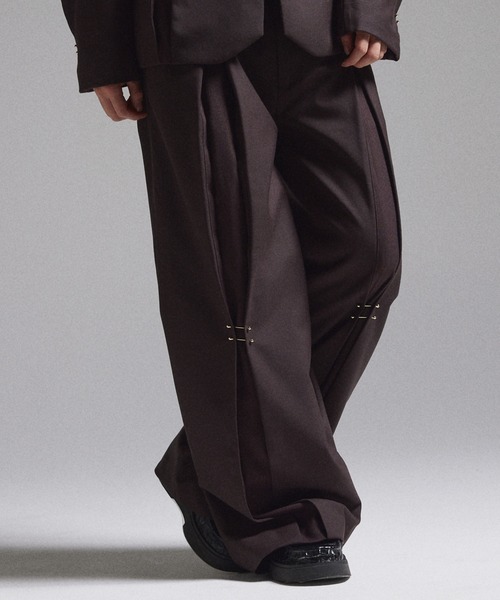 GRANCY（グランシー）の「【GRANCY】Pierced Tuck Slacks / ピアスデザインタックスラックス（スラックス・メンズ・ブラウン/ブラック・S/M/L）」の8枚目の写真