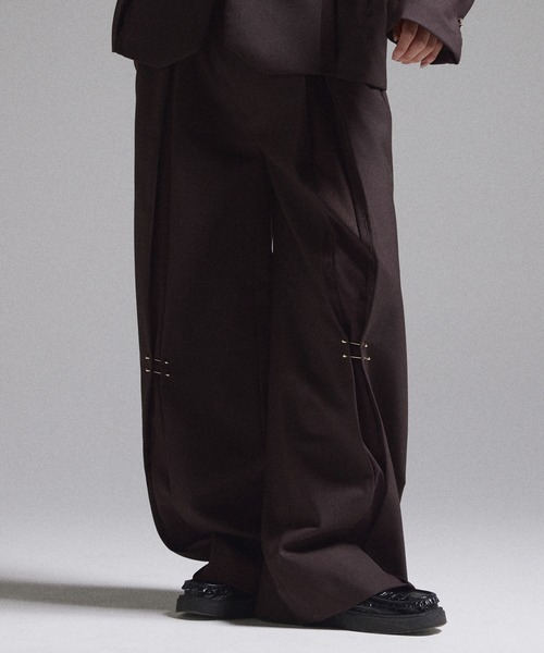 GRANCY（グランシー）の「【GRANCY】Pierced Tuck Slacks / ピアスデザインタックスラックス（スラックス・メンズ・ブラウン/ブラック・S/M/L）」の9枚目の写真