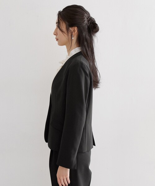 THE SHOP TK （ザ ショップ ティーケー ）の「【通勤・セレモニー】ダブルクロス ノーカラージャケット/セットアップ可（ノーカラージャケット・レディース・ブラック/ベージュ/ネイビー・12/14/13/11）」の16枚目の写真