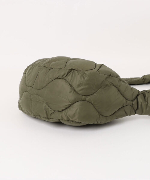 TAION（タイオン）の「MILITARY BANANA SLDR DOWN BAGM　BBG02ALSML-1-M（ショルダーバッグ・メンズ・カーキ・FREE）」の4枚目の写真
