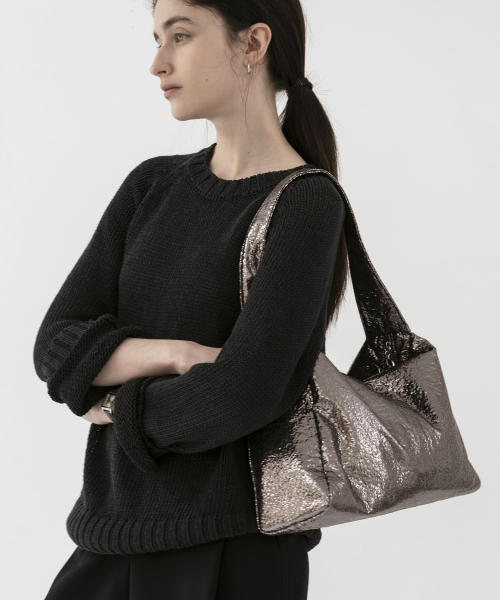 ANODDS(アンオズ)の「LUVIK GLITTER hobo bag(ショルダーバッグ・レディース・ブラック/シルバーグレー・FREE)」の4枚目の写真