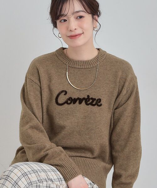 SHOO・LA・RUE（シューラルー）の「【S-LL/洗濯機可】ふわふわがやみつきになる柔らかさ スウェットライクロゴニット（ニット/セーター・レディース・チャコールグレー/ピンク系/ブラウン系/アイボリー・01/02/03/04）」の3枚目の写真