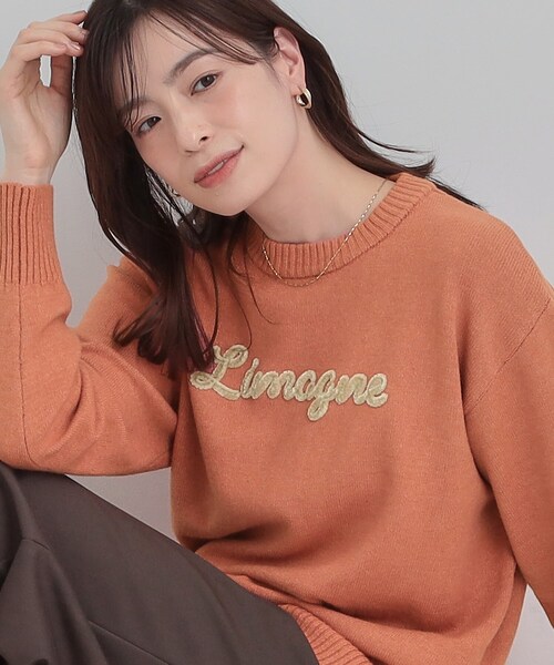 SHOO・LA・RUE（シューラルー）の「【S-LL/洗濯機可】ふわふわがやみつきになる柔らかさ スウェットライクロゴニット（ニット/セーター・レディース・チャコールグレー/ピンク系/ブラウン系/アイボリー・01/02/03/04）」の4枚目の写真