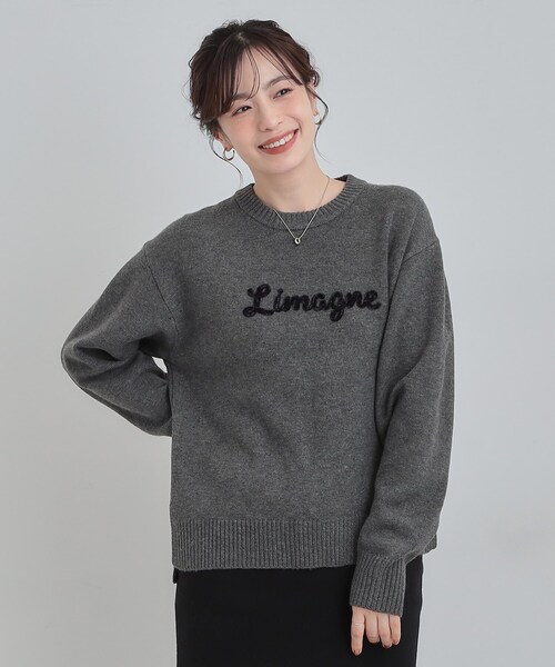 SHOO・LA・RUE（シューラルー）の「【S-LL/洗濯機可】ふわふわがやみつきになる柔らかさ スウェットライクロゴニット（ニット/セーター・レディース・チャコールグレー/ピンク系/ブラウン系/アイボリー・01/02/03/04）」の5枚目の写真