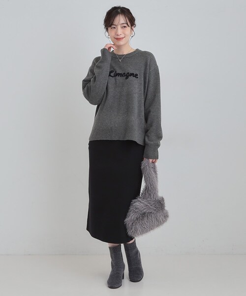 SHOO・LA・RUE（シューラルー）の「【S-LL/洗濯機可】ふわふわがやみつきになる柔らかさ スウェットライクロゴニット（ニット/セーター・レディース・チャコールグレー/ピンク系/ブラウン系/アイボリー・01/02/03/04）」の7枚目の写真