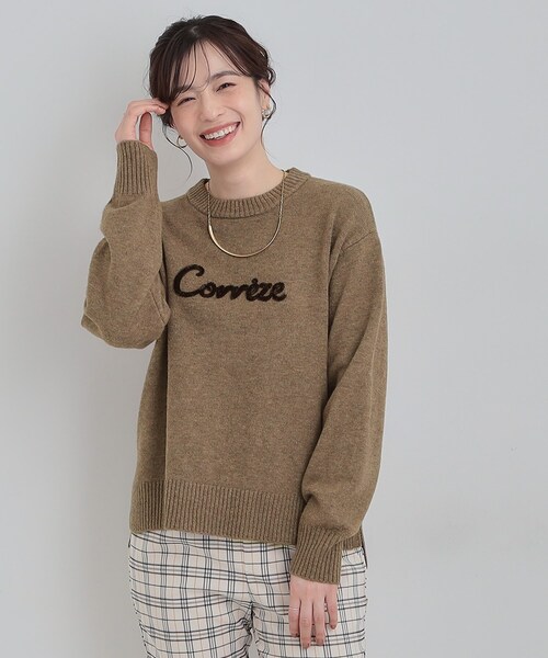 SHOO・LA・RUE（シューラルー）の「【S-LL/洗濯機可】ふわふわがやみつきになる柔らかさ スウェットライクロゴニット（ニット/セーター・レディース・チャコールグレー/ピンク系/ブラウン系/アイボリー・01/02/03/04）」の9枚目の写真