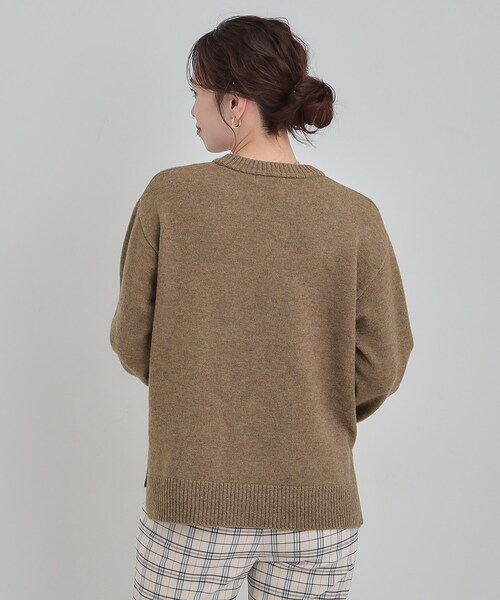 SHOO・LA・RUE（シューラルー）の「【S-LL/洗濯機可】ふわふわがやみつきになる柔らかさ スウェットライクロゴニット（ニット/セーター・レディース・チャコールグレー/ピンク系/ブラウン系/アイボリー・01/02/03/04）」の10枚目の写真