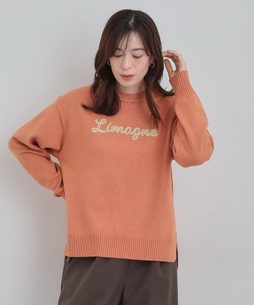 SHOO・LA・RUE（シューラルー）の「【S-LL/洗濯機可】ふわふわがやみつきになる柔らかさ スウェットライクロゴニット（ニット/セーター・レディース・チャコールグレー/ピンク系/ブラウン系/アイボリー・01/02/03/04）」の13枚目の写真