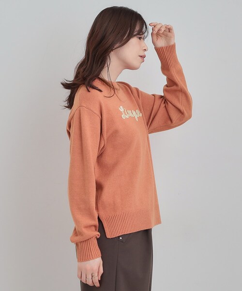 SHOO・LA・RUE（シューラルー）の「【S-LL/洗濯機可】ふわふわがやみつきになる柔らかさ スウェットライクロゴニット（ニット/セーター・レディース・チャコールグレー/ピンク系/ブラウン系/アイボリー・01/02/03/04）」の14枚目の写真