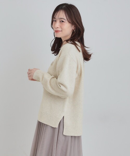 SHOO・LA・RUE（シューラルー）の「【S-LL/洗濯機可】ふわふわがやみつきになる柔らかさ スウェットライクロゴニット（ニット/セーター・レディース・チャコールグレー/ピンク系/ブラウン系/アイボリー・01/02/03/04）」の17枚目の写真