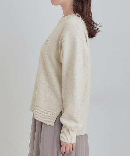 SHOO・LA・RUE（シューラルー）の「【S-LL/洗濯機可】ふわふわがやみつきになる柔らかさ スウェットライクロゴニット（ニット/セーター・レディース・チャコールグレー/ピンク系/ブラウン系/アイボリー・01/02/03/04）」の22枚目の写真