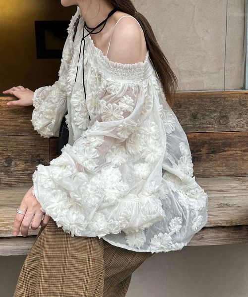 WILLFULLY(ウィルフリー)の「flower motif sheer BL(シャツ/ブラウス・レディース・ブラック/アイボリー・FREE)」の5枚目の写真