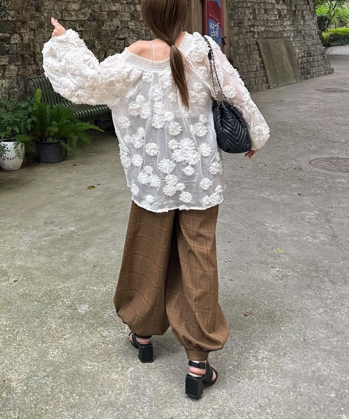 WILLFULLY(ウィルフリー)の「flower motif sheer BL(シャツ/ブラウス・レディース・ブラック/アイボリー・FREE)」の9枚目の写真