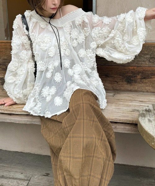 WILLFULLY(ウィルフリー)の「flower motif sheer BL(シャツ/ブラウス・レディース・ブラック/アイボリー・FREE)」の4枚目の写真