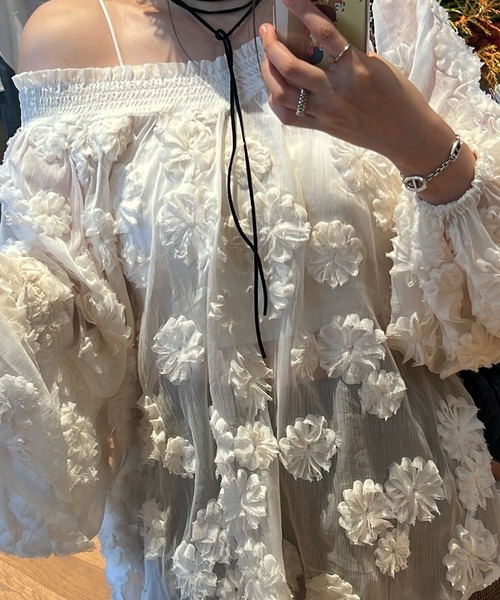 WILLFULLY(ウィルフリー)の「flower motif sheer BL(シャツ/ブラウス・レディース・ブラック/アイボリー・FREE)」の11枚目の写真