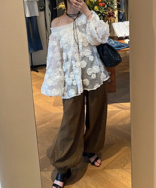 WILLFULLY(ウィルフリー)の「flower motif sheer BL(シャツ/ブラウス・レディース・ブラック/アイボリー・FREE)」の7枚目の写真