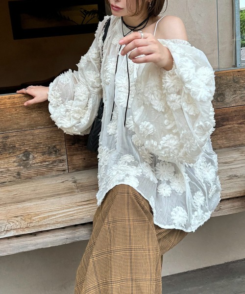 WILLFULLY(ウィルフリー)の「flower motif sheer BL(シャツ/ブラウス・レディース・ブラック/アイボリー・FREE)」の6枚目の写真