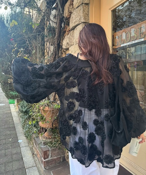 WILLFULLY(ウィルフリー)の「flower motif sheer BL(シャツ/ブラウス・レディース・ブラック/アイボリー・FREE)」の20枚目の写真
