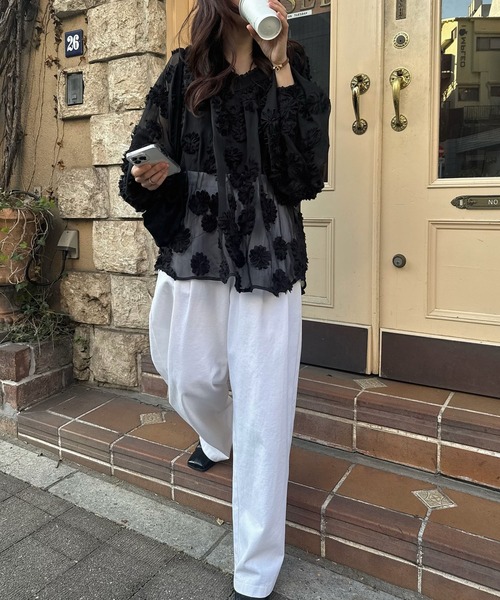 WILLFULLY(ウィルフリー)の「flower motif sheer BL(シャツ/ブラウス・レディース・ブラック/アイボリー・FREE)」の19枚目の写真